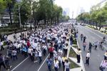 A lo largo de la avenida 20 de Noviembre cientos de personas marcharon con pancartas y lanzaron gritos de inconformidad por medidas del Gobierno Federal.