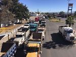 Los manifestantes colocaron sus pesadas unidades a las afueras de Pemex en Durango.