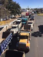Fue esta mañana que más de un centenar de vehículos pesados protestaron al exterior de Pemex en la capital del estado.
