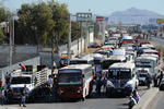 Transportistas se manifestaron en el Periférico de Torreón en contra del gasolinazo.