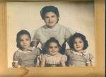 Sra. Socorro Vela de Sifuentes (q.e.d.) y 3 de sus hijas, Izq. a Der. Marina, Graciela y Ma. Eugenia Sifuenentes Vela, foto estudio en el año del 55.
