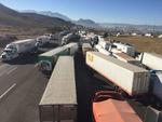 Camiones varados a 90 kilómetros a la redonda, siendo miles los que están ocupando la carretera, tanto la libre a Durango como la autopista.