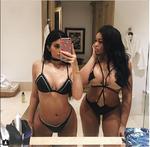 Kylie Jenner presumió sus curvas junto a su amiga.