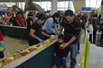 niños y adultos disfrutando de la tradicional rosca.