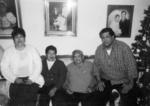 08012017 María Luisa, Martha y Jesús Hernández con su mamá, Pascuala Tabares, en 1997.