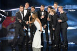 De izquierda a derecha: el presentador Marco Schreyl, los ganadores del premio FIFA/FIFPro World XI, el portero alemán del Bayern Múnich Manuel Neuer, el defensa brasileño de la Juventus Dani Alves, el defensa español del Real Madrid Sergio Ramos, el defensa brasileño del Real Madrid Marcelo, el centrocampista croata del Real Madrid Luka Modric, el centrocampista alemán del Real Madrid Toni Kroos, el delantero portugués del Real Madrid Cristiano Ronaldo y la presentadora Eva Longoria, durante la gala 'The Best', la fiesta en la que la FIFA premia a los mejores profesionales del fútbol mundial.