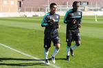 Osvaldo Martínez y Mauricio Cuero corren a lo largo de las canchas de entrenamiento.