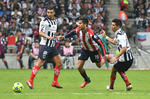 El Monterrey, del técnico argentino Antonio Mohamed, mantuvo un intenso asedio sobre la portería de las Chivas.