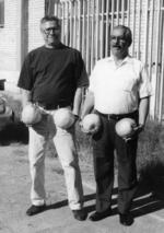 15012017 Foto captada en 1996, Melchor Rodríguez y Clemente Sánchez, sosteniendo limones de la huerta de Rodolfo Borrego.