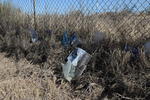 Debido a que todos los predios tienen dueño, la basura que se desperdiga queda atorada en las alambradas.