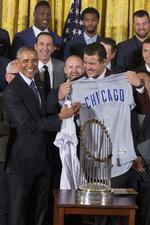 Los Cachorros, representados por su presidente de operaciones Theo Epstein, le obsequiaron a Obama con varias camisetas, un pase de por vida para ver los partidos y un cuadro también con el número 44,