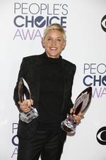 La conductora de televisión Ellen DeGeneres se convirtió en la máxima triunfadora de los People's Choice Awards y refrendó su máxima popularidad al ganar el premio a Mejor Conductor de TV y el de Mejor Voz de Película Animada Favorita por su labor en la cinta Finding Dory.