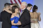 El vicepresidente de Estados Unidos, Mike Pence, bailó con su esposa, Karen Pence.