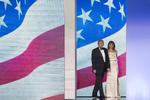 “Bueno, lo hicimos”, exclamó Trump, vestido en traje frac, ante la multitud de sus simpatizantes en la Gala de la Libertad.
