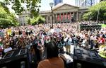 En Sídney, Australia, miles de personas marcharon en solidaridad a través del parque Hydede la ciudad.