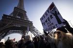 La Torre Eiffel fue el escenario de las protestas en París.