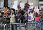 Miles de manifestantes salieron a las calles en Nueva York.