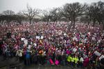Funcionarios municipales dijeron que los organizadores de la Marcha de Mujeres sobre Washington habían duplicado su cálculo inicial a 500,000 a medida que crecían las concentraciones y se hacía imposible tomar el metro.