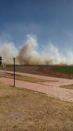 Intensos vientos levantan grandes cantidades de polvo en el Polideportivo de Durango.