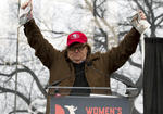 El cineasta Michael Moore también se unió con las actrices en contra del presidente. "La mayoría de americanos no querían a Trump en la presidencia".