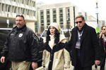 En Washington, Cher dijo que el ascenso de Trump ha asustado a la gente "más que nunca antes".