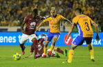 Las chicas amenizaron el partido.