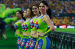 Las chicas amenizaron el partido.