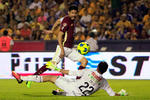 Las chicas amenizaron el partido.