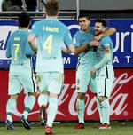 El uruguayo siendo felicitado por sus compañeros.