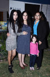 22012017 LINDA POSTAL.  Gala Barrios Valdés acompañada de sus abuelitos, Alfredo Valdés y Leticia Reyes.