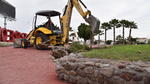 Excavadoras hicieron el trabajo de comenzar a desmantelar la Plaza Cívica del Torreón.