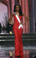 La candidata estadounidense a Miss Universo Deshauna Barber desfila con un vestido de noche.