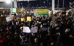 La manifestación en en Nueva York reinició a las 17:45 en el aeropuerto internacional JFK, en protesta contra las políticas migratorias de Donald Trump.