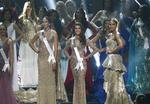 Miss Universo 2015, Pia Alonzo Wurtzbach, salió al escenario para entregar la corona.