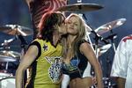 Britney Spears y Aerosmith en el 2001 con "Walk this way".