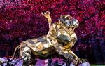 Con una impresionante entrada en el show del Super Bowl numero 49, Katy Perry interpretó "Roar" sobre un gran felino en el Estadio de la Universidad de Phoenix, Arizona.
