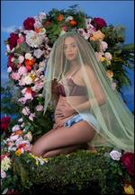 En la imagen, la cantante aparece sentada, portando ropa interior que deja ver su embarazo, y con un velo.