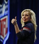 Lady Gaga lució un atuendo ad hoc con la NFL.