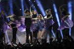 Mientras los equipos descansaban en los vestidores, Stefani Joanne Angelina Germanotta, mejor conocida como Lady Gaga, saltó a un escenario multicolor y profusamente iluminado con un espectáculo de luces provistas por decenas de drones que sobrevolaron el escenario.