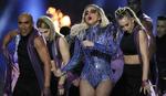 Mientras los equipos descansaban en los vestidores, Stefani Joanne Angelina Germanotta, mejor conocida como Lady Gaga, saltó a un escenario multicolor y profusamente iluminado con un espectáculo de luces provistas por decenas de drones que sobrevolaron el escenario.