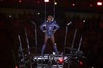 Después de hablar sobre la justicia, Gaga saltó rumbo al escenario y cantó "Poker Face".