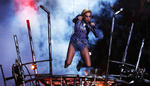 La cantante estadounidense Lady Gaga apareció en el techo del Estadio NRG, de Texas.