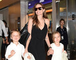 Angelina Jolie y Brad Pitt se convirtieron en padres de una niña y un niño hace nueve años. Jolie dio a luz a unos mellizos en Francia de nombres Knox Leon y Vivienne Marcheline, nacidos el 12 de julio de 2008.