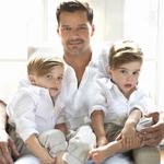 El cantante, actor y escritor boricua Ricky Martin, de 45 años, se convirtió en padre de Matteo y Valentino, por vía de una madre de alquiler, en agosto de 2008. Hoy, los niños tienen ocho años. Dos años después el cantante se reveló públicamente como homosexual.