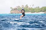 Obama aprendió a hacer "kitesurf" y Branson "foilboard", otro deporte acuático de moda en el que se usa una tabla de surf con una quilla especial que permite elevarse sobre el agua y alcanzar gran velocidad.