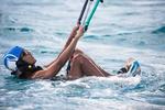 Las imágenes, muy comentadas en Internet, muestran un Obama relajado, bromista y en plena forma mientras aprende a hacer "kitesurf".