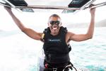 Barack Obama se ha liberado de las ataduras de la Presidencia de Estados Unidos y ha vuelto a practicar uno de sus deportes favoritos, el surf.