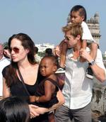 La pareja más famosa ha adoptado a tres hijos. Maddox, a quién adoptara primero Jolie; Pax Thien, ambos de nacionalidad Camboyana, y Zahara Marley, de origen etíope.