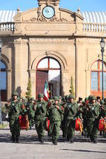 El general de la Décima Zona Militar, Homero Mendoza Ruíz, acompañado de autoridades gubernamentales recorrieron las calles de la ciudad.