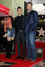 Gwen Stefani y Blake Shelton acompañan a Adam Levine durante su entrega de la estrella en el paseo de la fama de Hollywood.